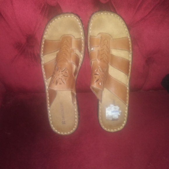Naturalizer Leatger Sandals - Picture 1 of 7